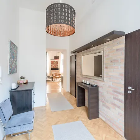 Oasis - Dohany Street I Budapest